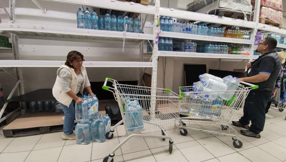 Desesperación.  Arequipeños compran la mayor cantidad posible de agua para abastecerse. (Foto: Difusión)