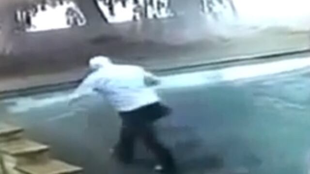 Video: Hombre se salvó de morir fulminado por un rayo