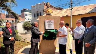 Develan busto de Miguel Checa en la plazuela que lleva su nombre en Sullana
