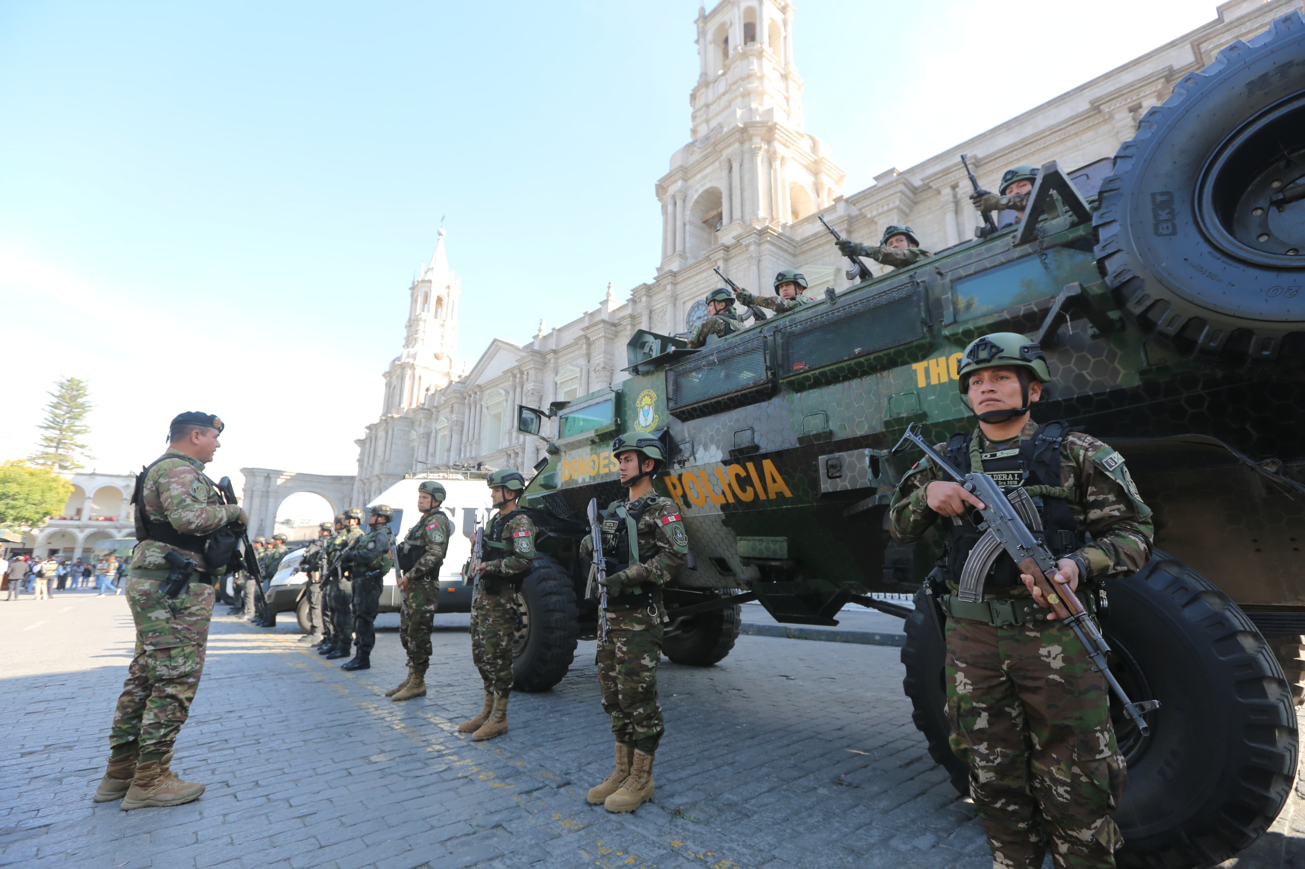Policía entró con refuerzo de la Dinoes, Grecco, SUAT y un vehículo blindado. (Foto: Leonardo Cuito)