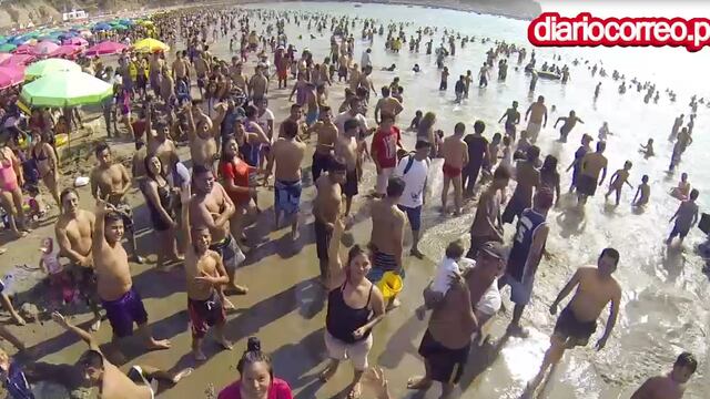 Video Drone en playa Agua Dulce: Familias disfrutan del sol, el mar y la arena