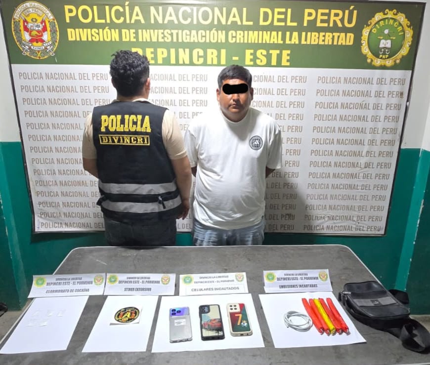 Juan Santisteban cayó un día después de que la Policía y la Fiscalía detuvieran a 12 presuntos integrantes de la red delictiva que dirigiría. Tenía explosivos, droga y sticker extorsivo.