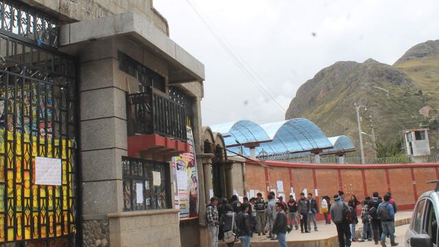 Alumnos bloquean entrada de Universidad Nacional de Huancavelica