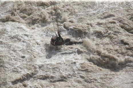 Intensa búsqueda de policía arrastrado por el río Rímac: Hallan su casco y chaleco (FOTOS)