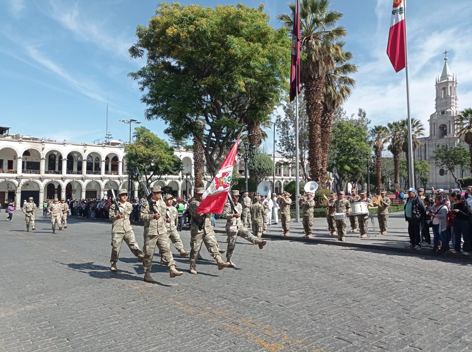 Integrantes de las Fuerzas Armadas en el desfile en la Plaza de Armas. (Foto: GEC)