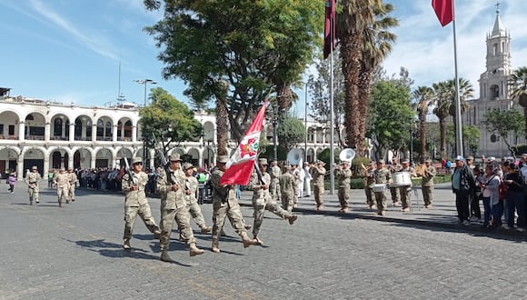 Integrantes de las Fuerzas Armadas en el desfile en la Plaza de Armas. (Foto: GEC)
