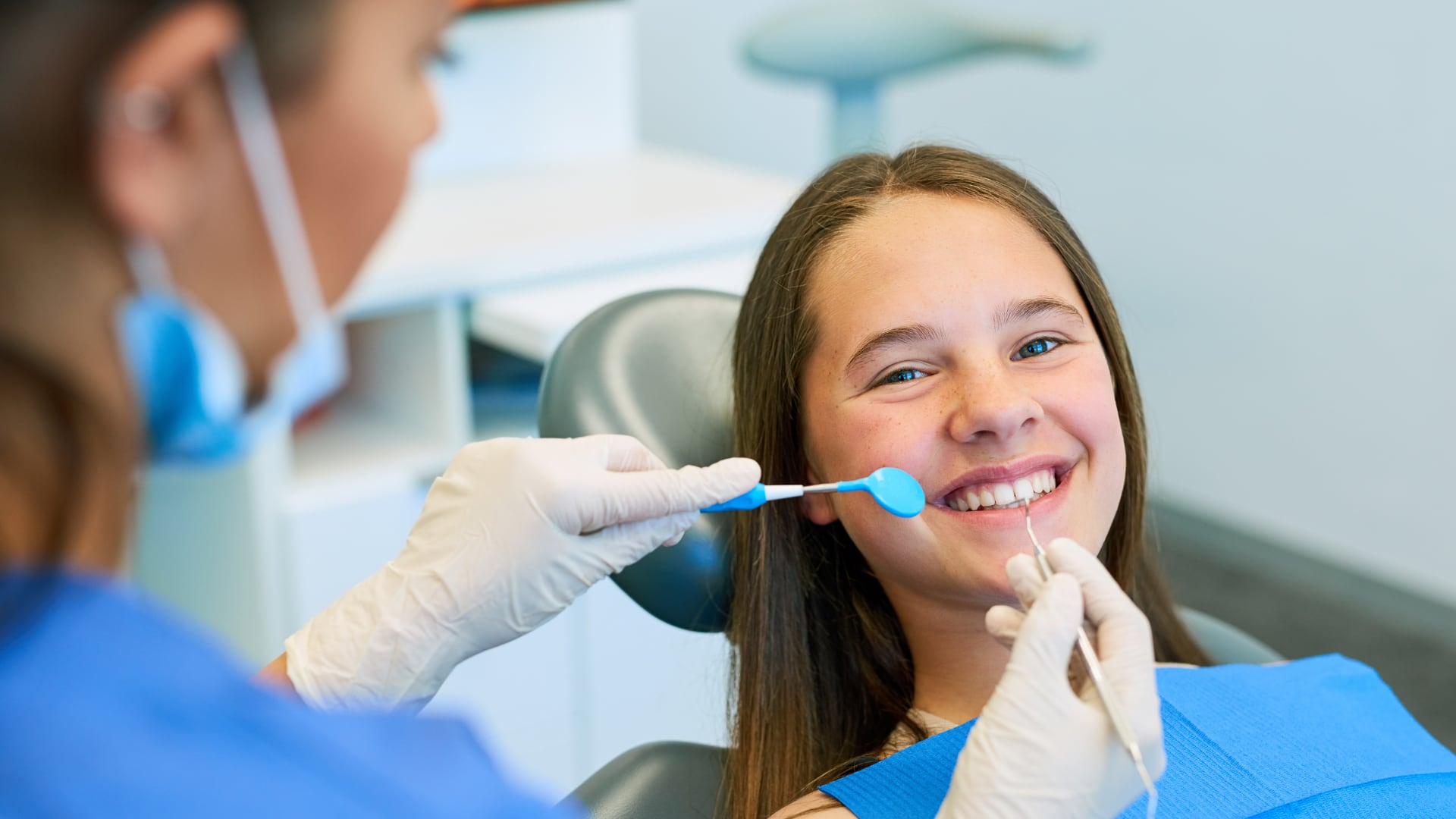 Expertos advierten que una correcta técnica de cepillado ayuda a prevenir caries y molestias dentales que pueden afectar el aprendizaje escolar.