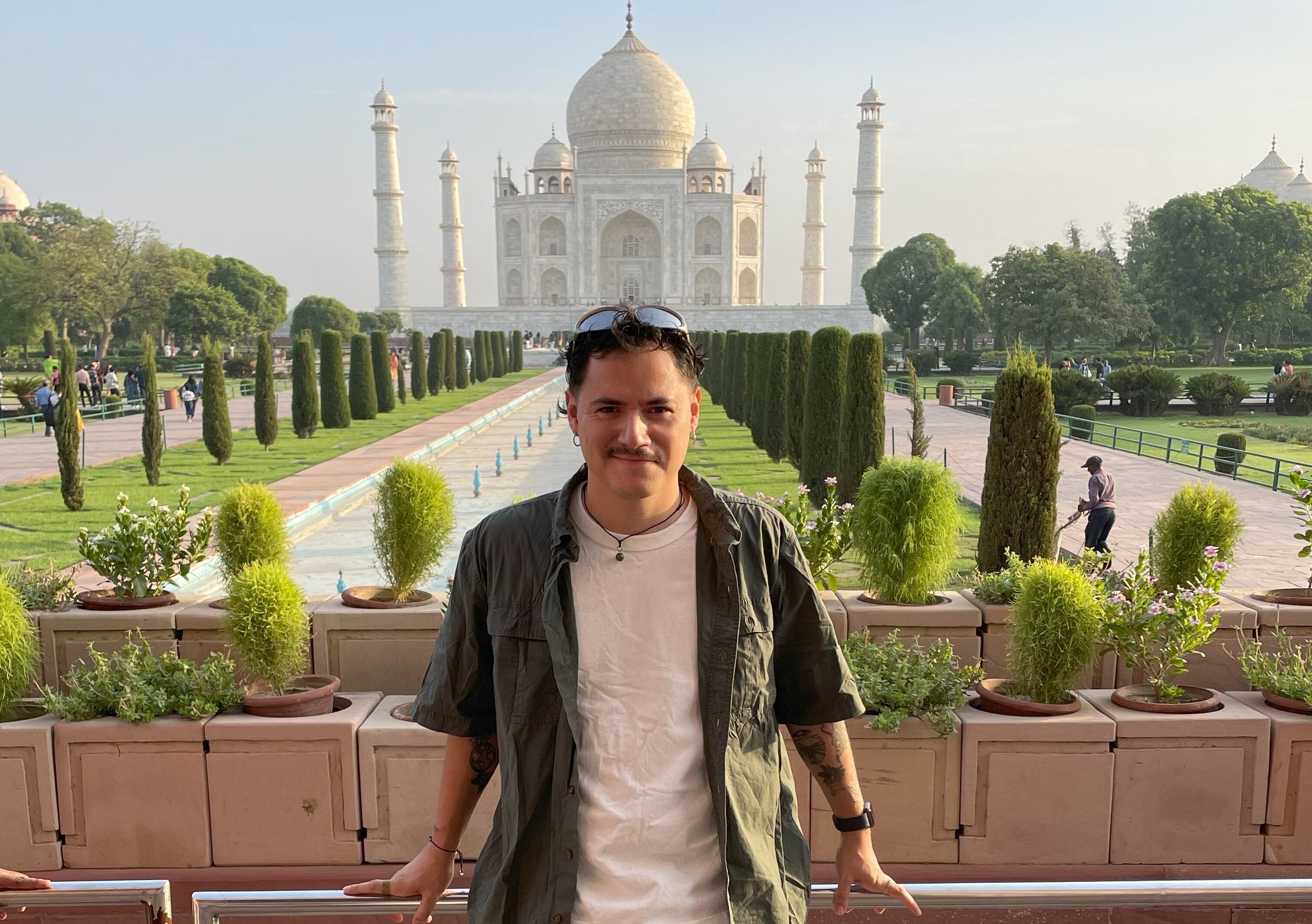 Mauricio Isat recorre el mundo, y una de sus paradas fue el Taj Mahal en la India.