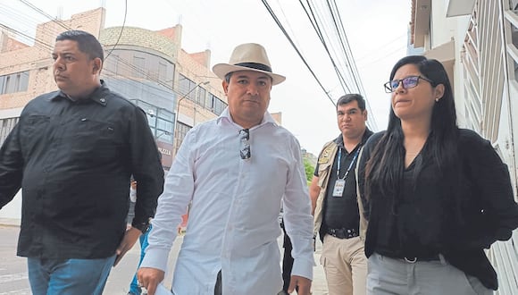 Funcionarios que ocupaban hasta dos cargos se alejan de Arturo Fernández, quien no se cansa de exponerlos en su red social de Facebook y en la de municipalidad provincial.