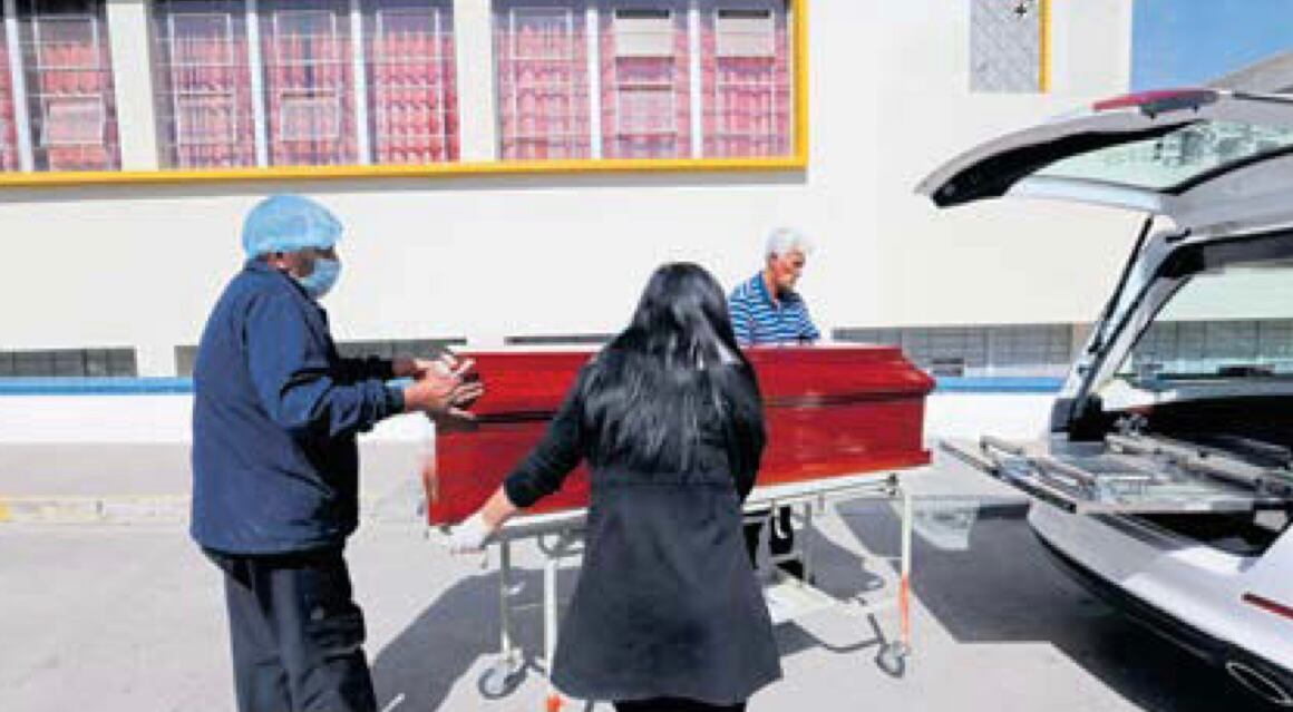 Cuerpo de Miguel Paye fue retirado de la morgue de Arequipa por su familia. (Foto: Leonardo Cuito)