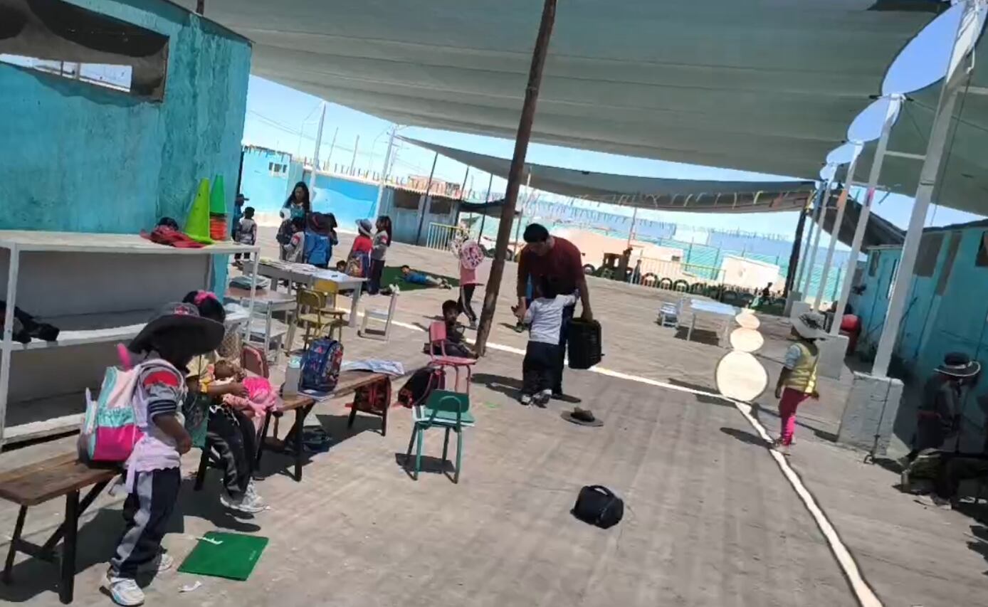 Niños estudian en el patio por ola de calor y riesgo de aulas prefabricadas en Majes (Foto: Captura: Canal 33 Majes TV)