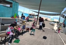 Niños estudian en el patio por ola de calor y riesgo de aulas prefabricadas en Majes, Arequipa