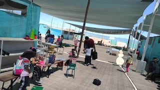 Niños estudian en el patio por ola de calor y riesgo de aulas prefabricadas en Majes, Arequipa