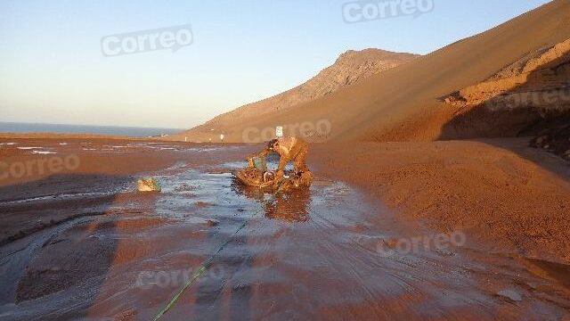 Pasajeros de vehículos salen por sus propios medios de Huiaco en Tacna