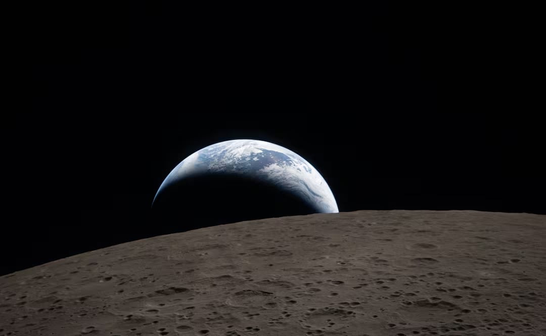 La fotografía muestra a la Tierra ocultándose tras el horizonte lunar, en un fenómeno conocido como “Earthset”, comparable con la icónica imagen Earthrise tomada en 1968 por la misión Apolo 8.