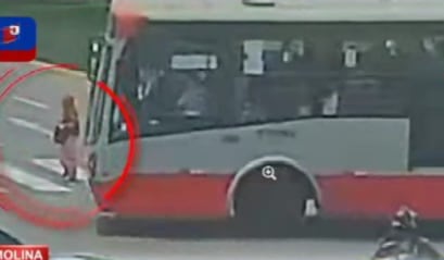 La mujer fue auxiliada y trasladada a una clínica cercana, mientras que el conductor quedó detenido en la comisaría del sector.