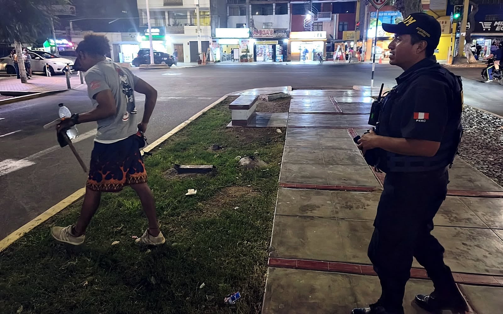 Simulan ser limpiaparabrisas en céntricas avenidas de ciudad.