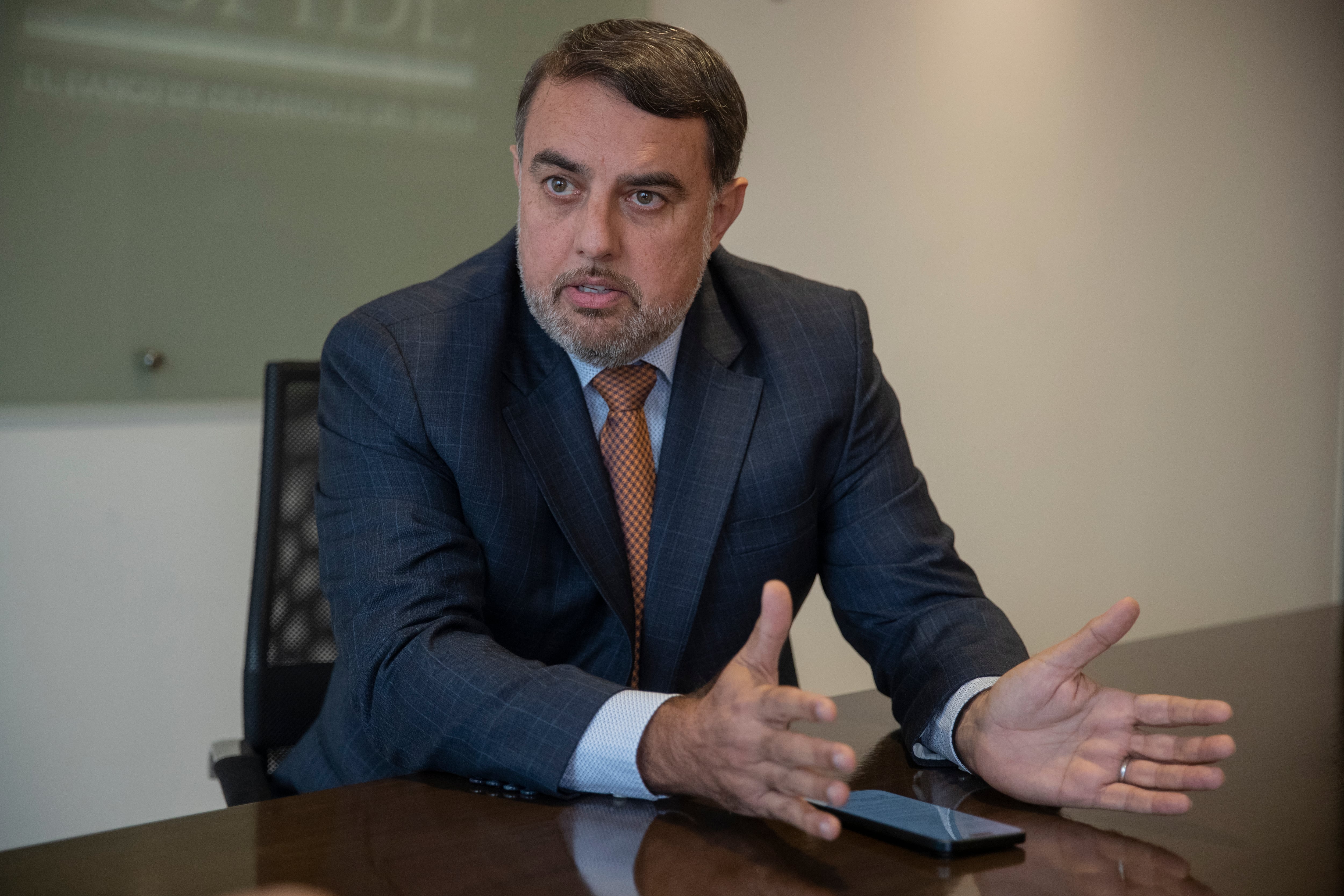 Jorge Velarde, presidente de Cofide, anunció un nuevo sistema para que las micros, pequeñas y medianas empresas puedan acceder a créditos de largo plazo.