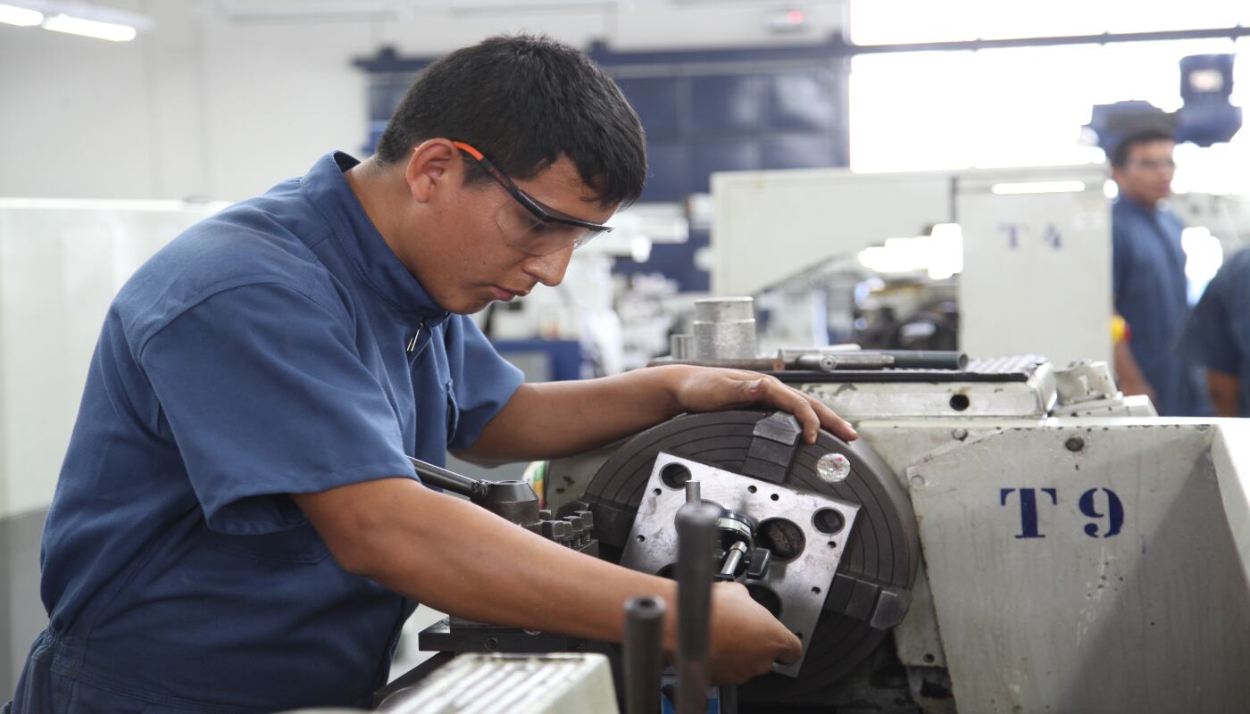 El Ministerio de Educación anunció que la próxima convocatoria de Beca Tec contará con 10 mil plazas para estudios técnicos. Además, se han invertido más de S/11,400 millones en infraestructura escolar, beneficiando a más de un millón de estudiantes. (Fuente: Minedu)