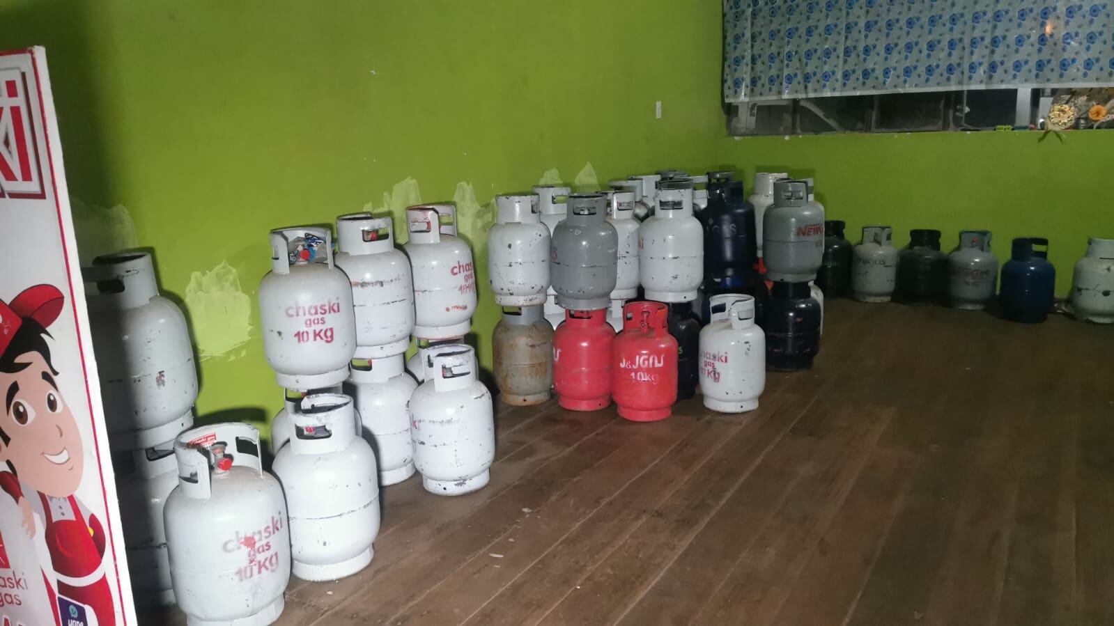 Uno de los vecinos se percató del hecho, pero no pudo salir pues los delincuentes previamente ataron con alambres las puertas de las viviendas contiguas.