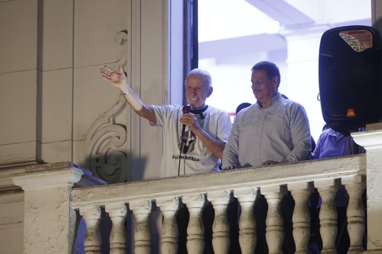 El candidato por el partido OBRAS, Ricardo Belmont, se dirige a sus simpatizantes congregados en la Plaza San Martín, tras el cierre de la jornada electoral.
Fotos: Mario Zapata N. / @photo.gec