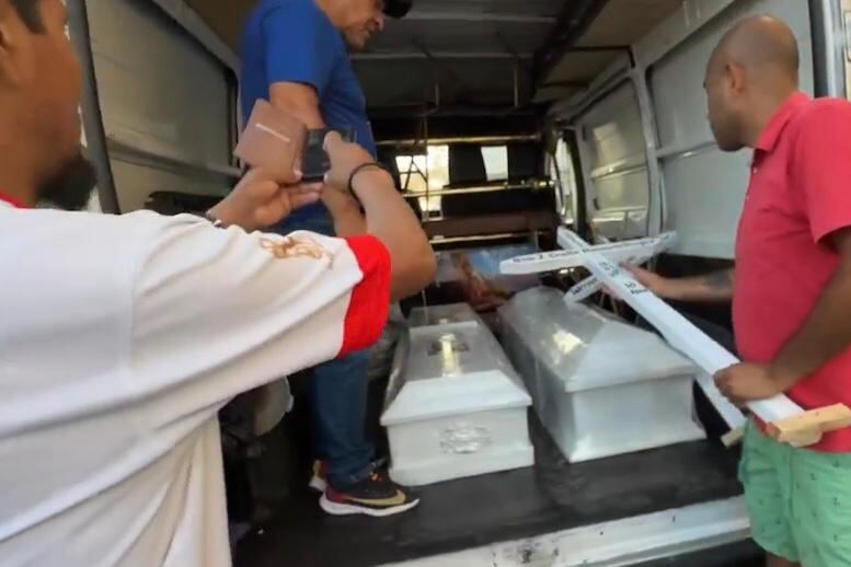 Los cuerpos de Gino (10) y Werner (7) son llevados a su colegio en Secocha. Foto: difusión.