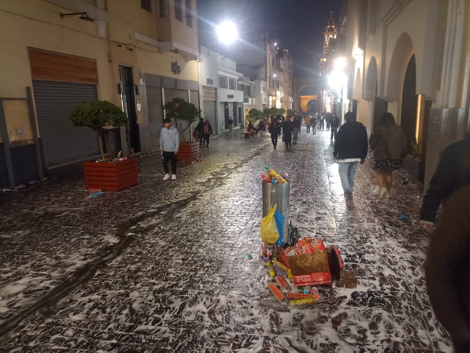 Las personas jugaron en la calle Mercaderes los carnavales y dejaron residuos (Foto: MPA)