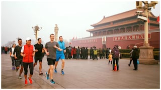 Facebook: ¿Por qué Mark Zuckerberg genera polémica con esta foto en China?