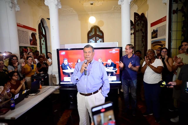El candidato por partido "Buen Gobierno", Jorge nieto, recibió el flash electoral en su local en el centro de Lima. (Fotos: Paloma del Solar /@photo.gec)