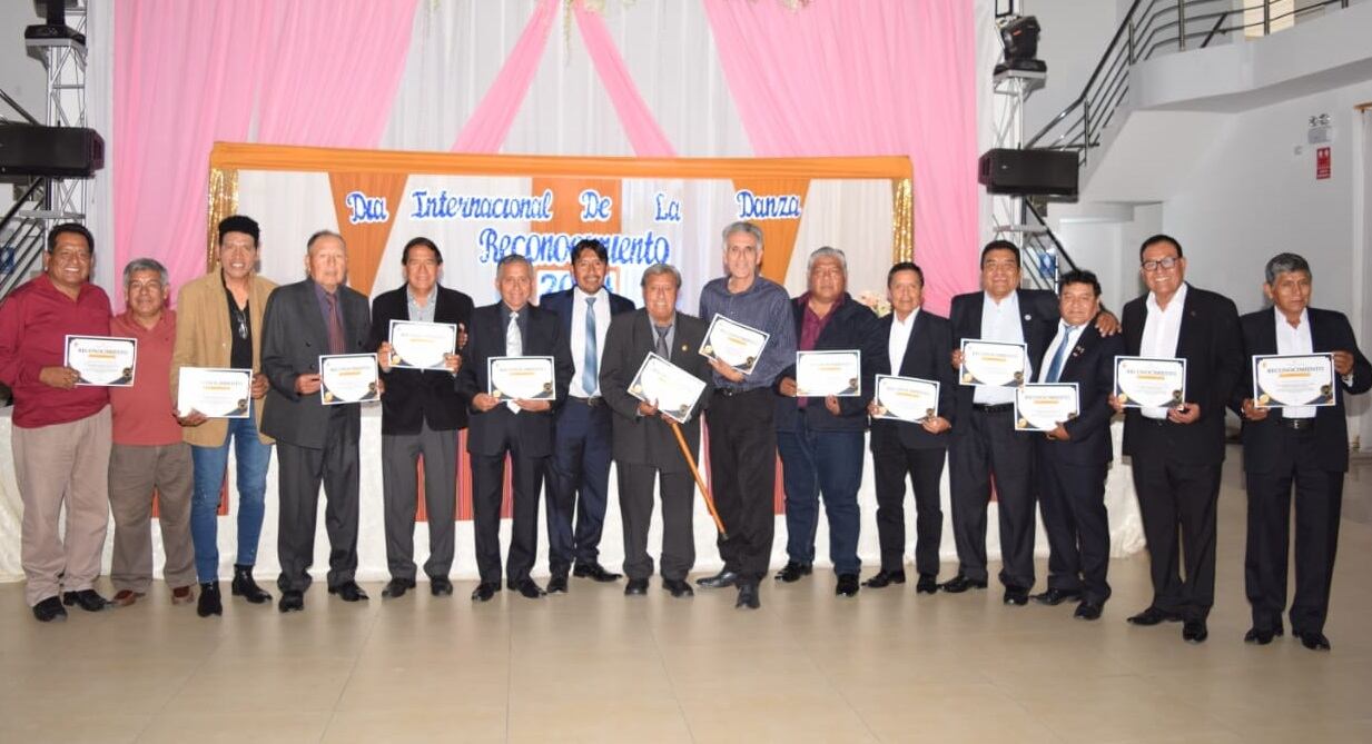 Por Día Internacional de la Danza se reconoció a 17 docentes que imparten enseñanzas de ese arte