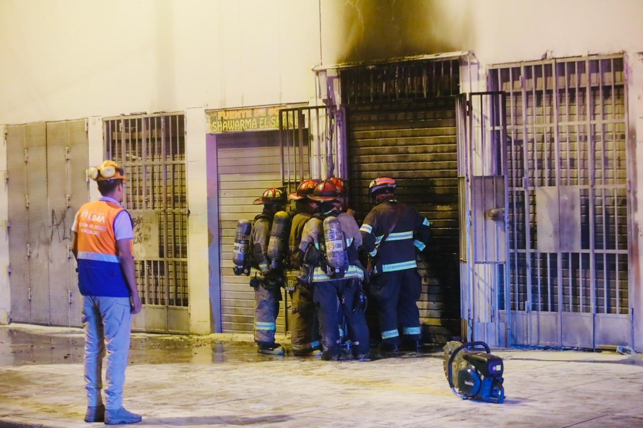 Cinco unidades de bomberos llegaron hasta el lugar para controlar el fuego.