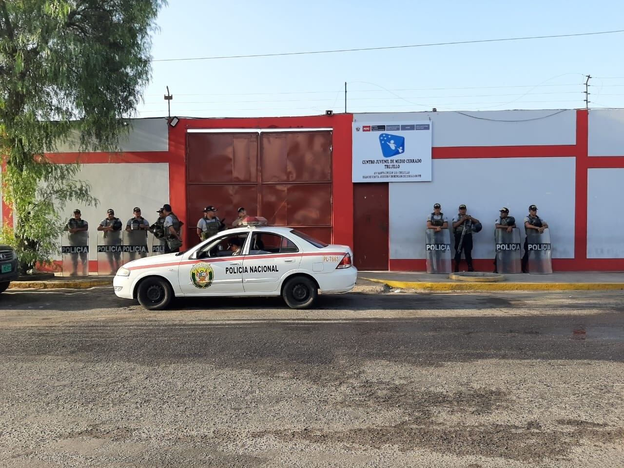 El agujero fue hecho en una pared del campo deportivo y el personal de seguro lo descubrió durante una inspección de rutina.