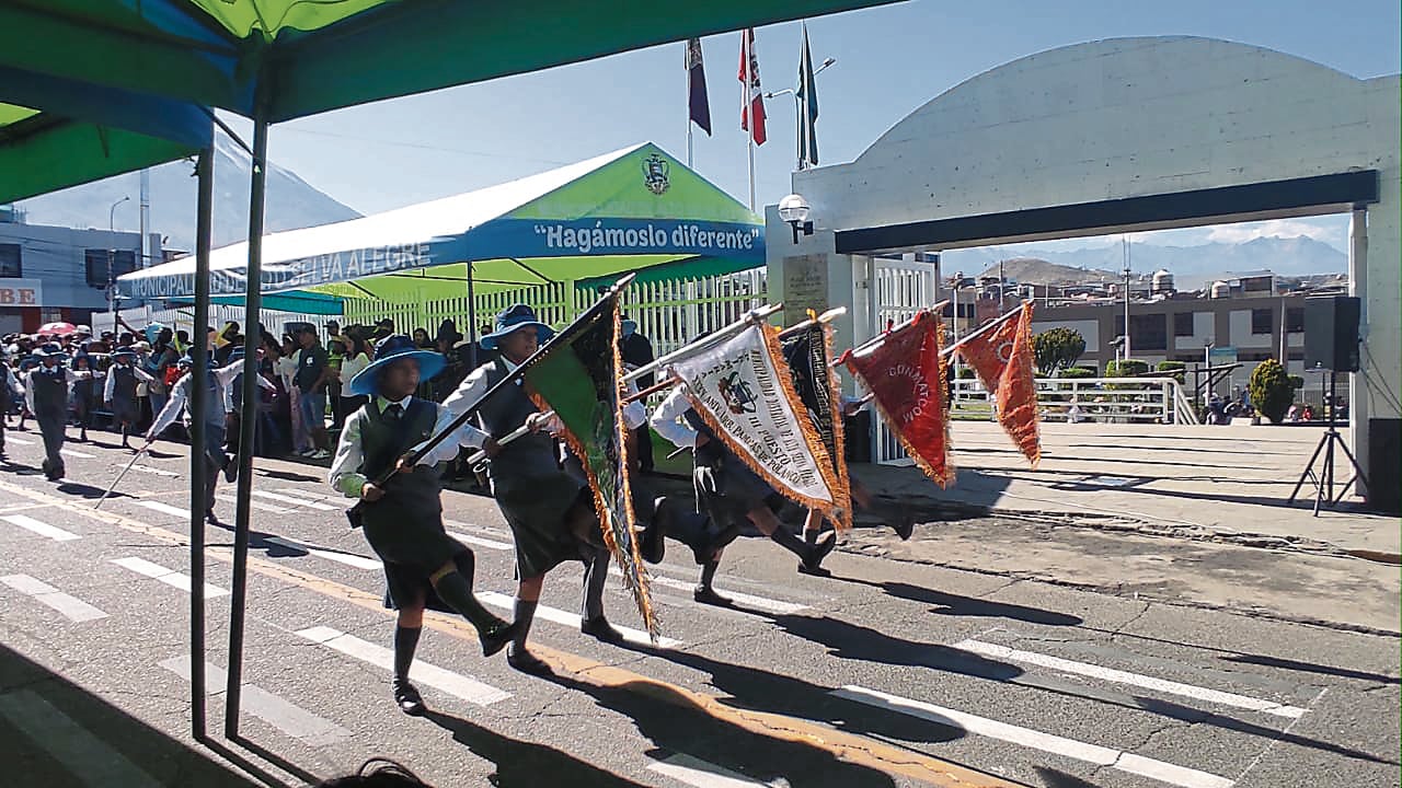 Alumnos de varios colegios de Pampas de Polanco desfilaron. Foto: GEC.