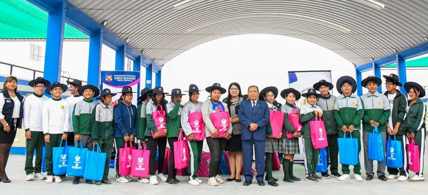 Entrega de útiles escolares y sombreros protectores se efectúa en diversos sectores de Jorge Basadre