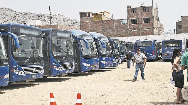 Una flota antigua reemplaza a los buses azules