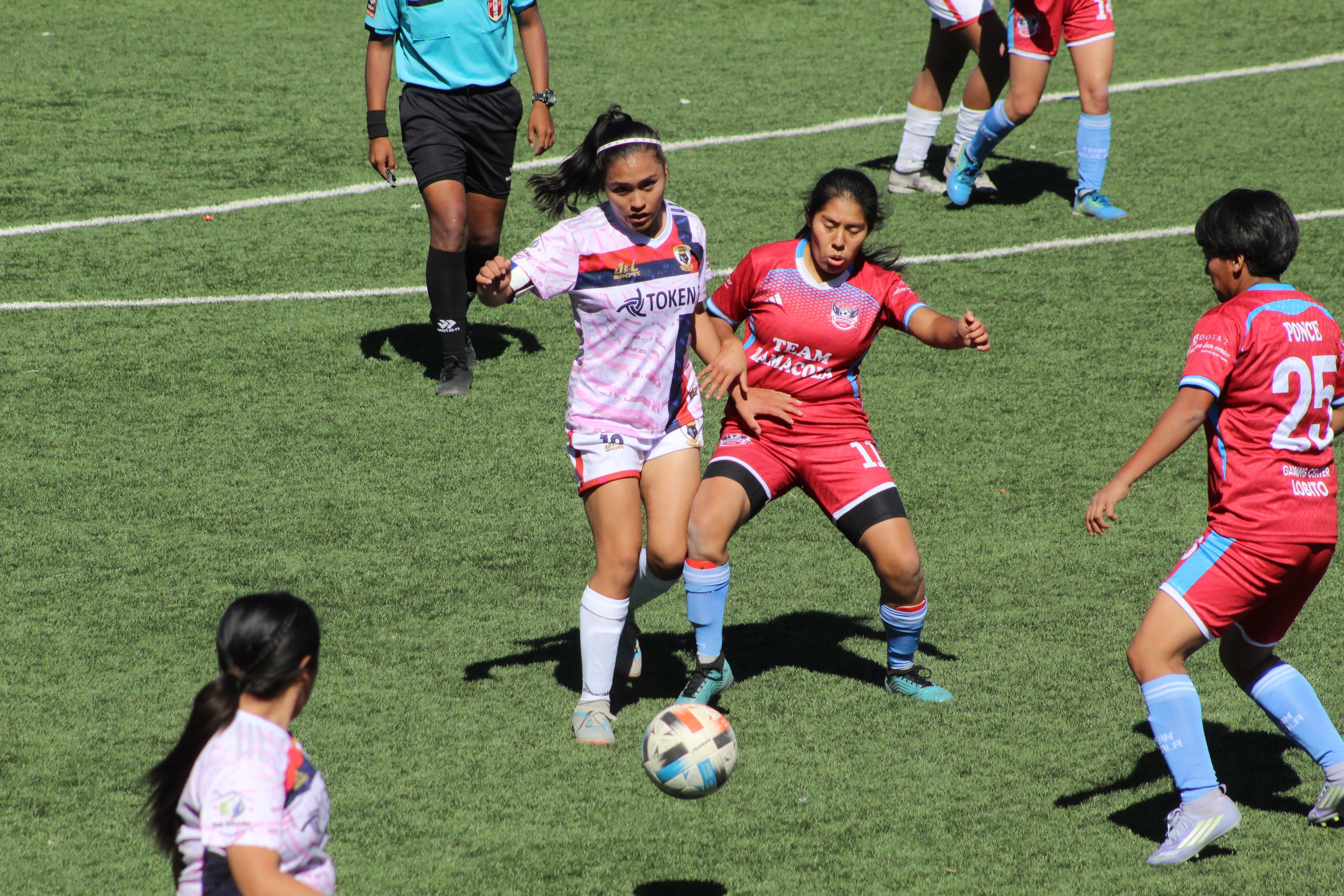 Partido entre Team Zamácola y Token, en fútbol femenino en Cayma. Foto: GEC.