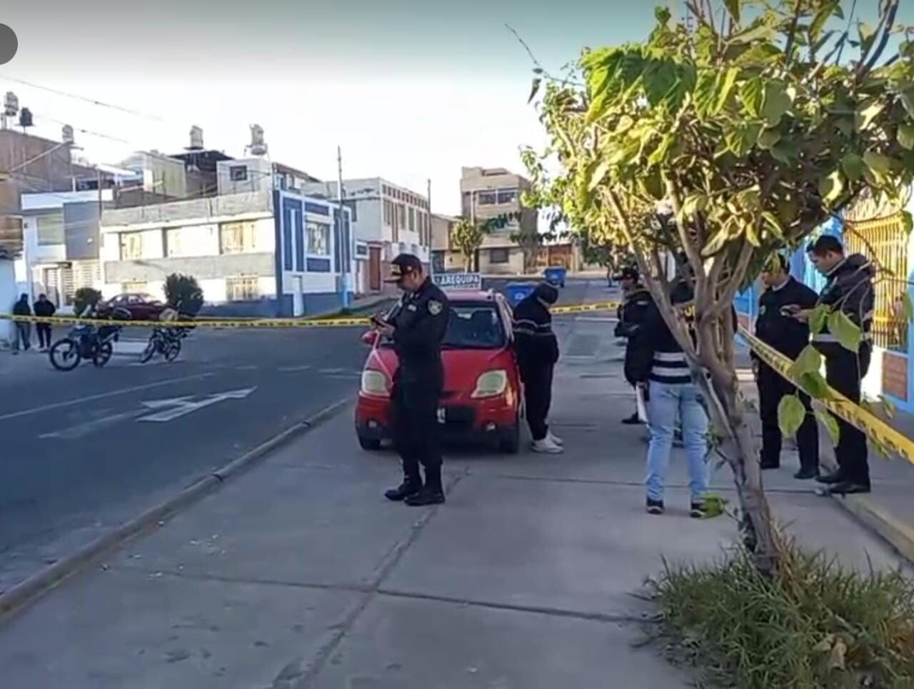 Intervención policial a presuntos falsos taxistas en el distrito de Mariano Melgar. Foto: GEC