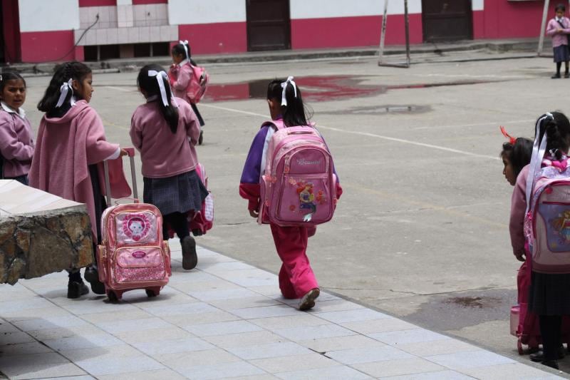 Por el frío retrasarán horario de ingreso a colegios