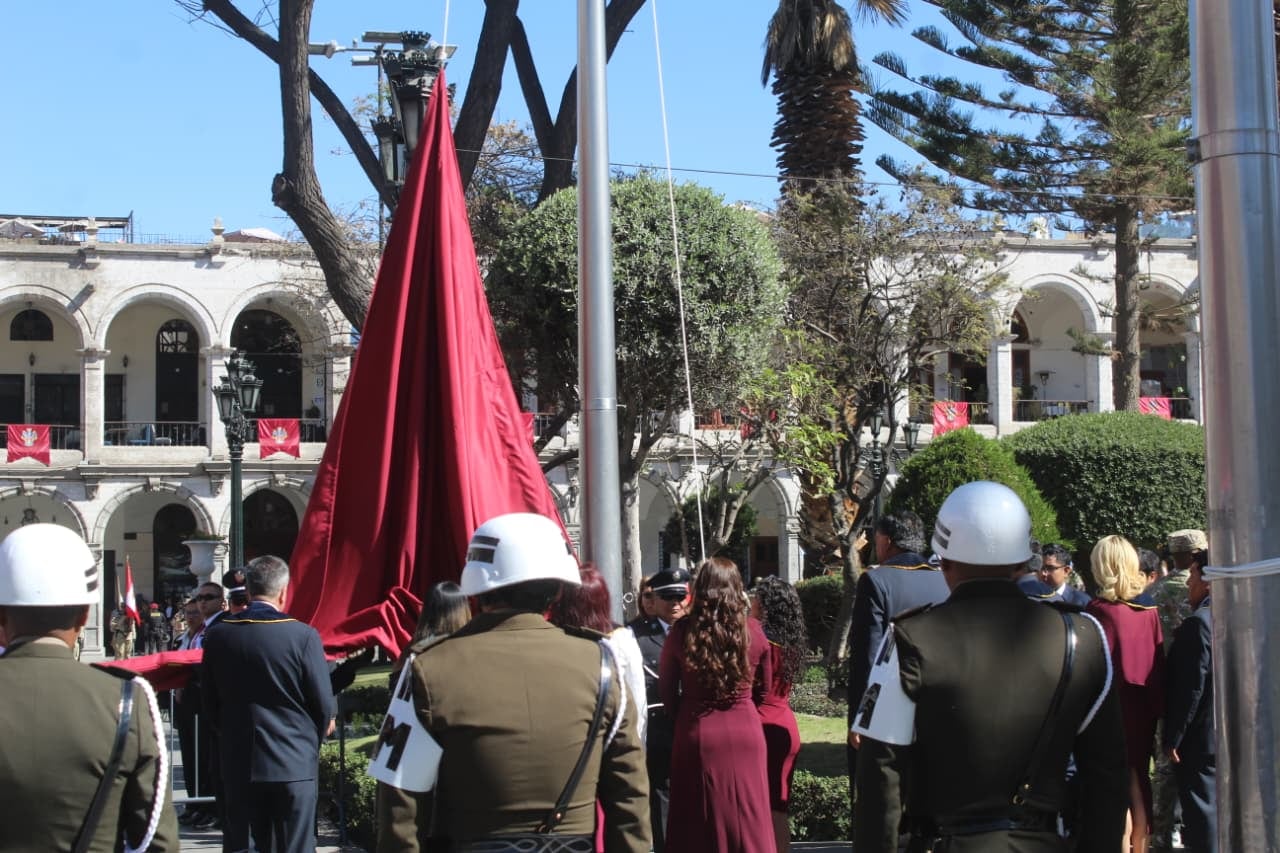 Izamiento por el 486° Aniversario de Arequipa. (Foto: Yunsu Pariapaza/@photo.gec)