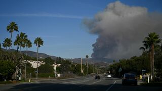 Miles de personas evacuadas por feroz incendio forestal en Malibú