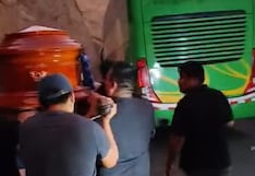 Cargan ataúd para cruzar el puente Ocoña que está bloqueado por mineros informales