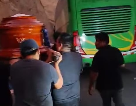 Cargan ataúd para cruzar el puente Ocoña que está bloqueado por mineros informales