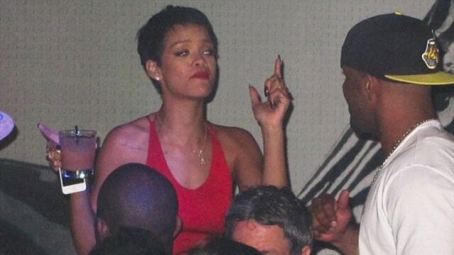 Rihanna vomitó en una servilleta en plena fiesta en Las Vegas