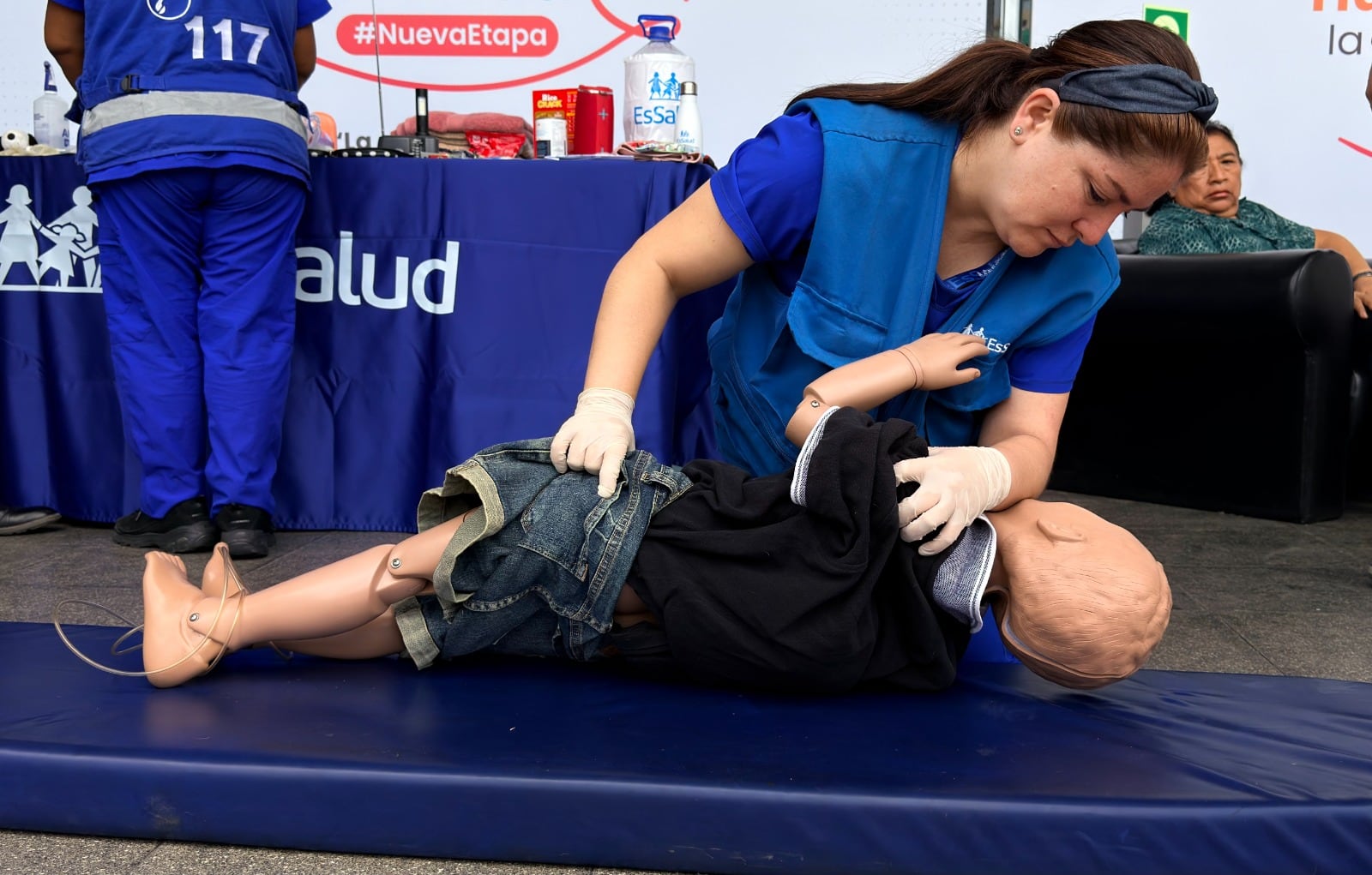 Durante el III Simulacro Nacional Multipeligro, especialistas de EsSalud brindaron recomendaciones para atender lesiones sin agravar el estado de las víctimas y preparar una mochila con medicamentos e insumos médicos esenciales.