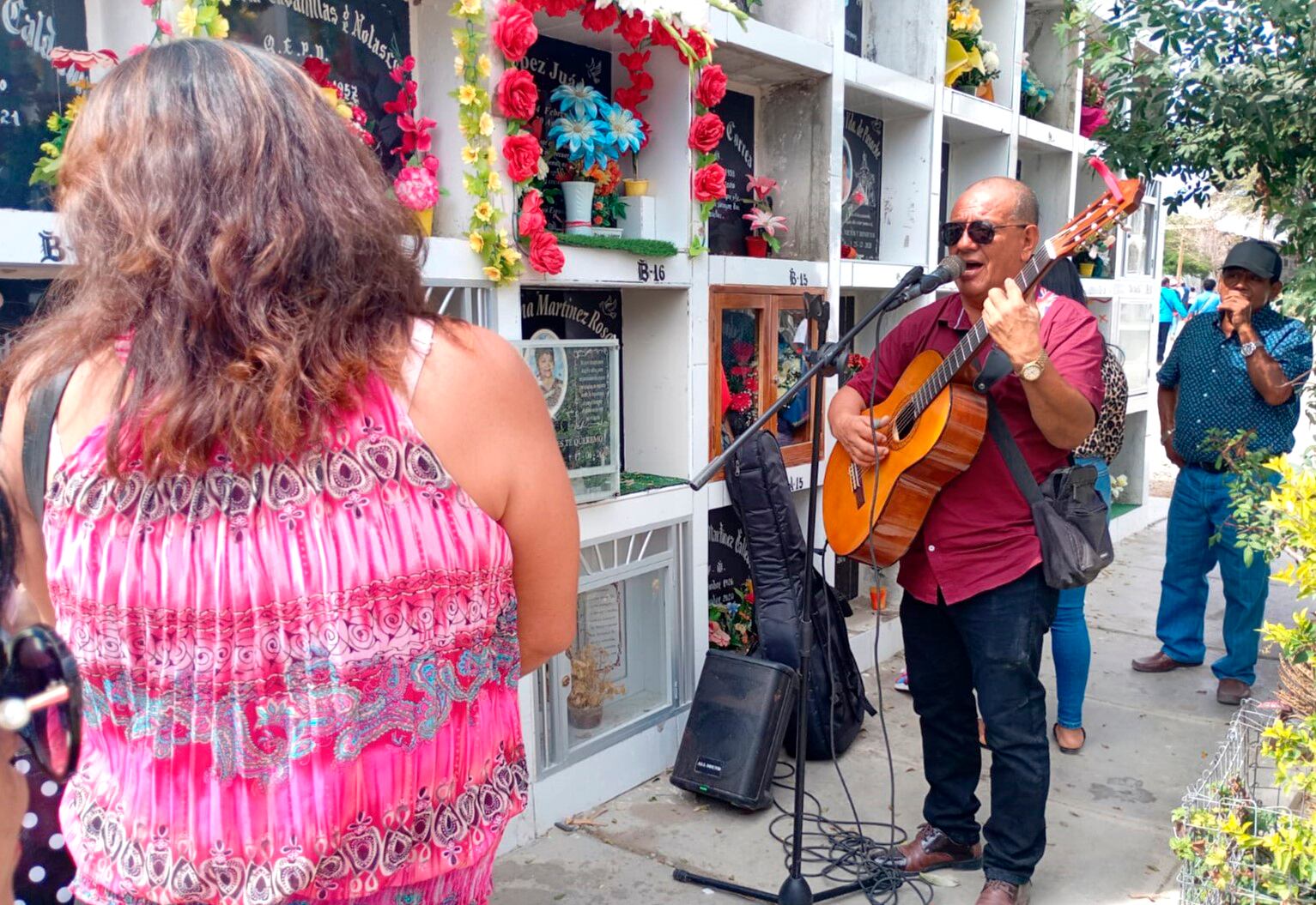 Miles de familias llegaron a los cementerios para recordar al ser querido.