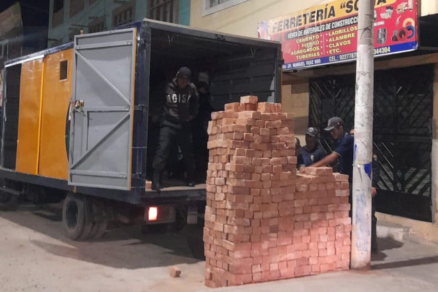 Dueños de ferreterías utilizaban las veredas y la pista del jirón Manuel Ruiz para colocar sus productos sin importar las normas municipales.