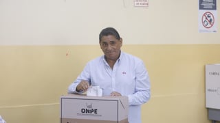 Elecciones 2026: Carlos Álvarez es el primer candidato que acudió a emitir su voto