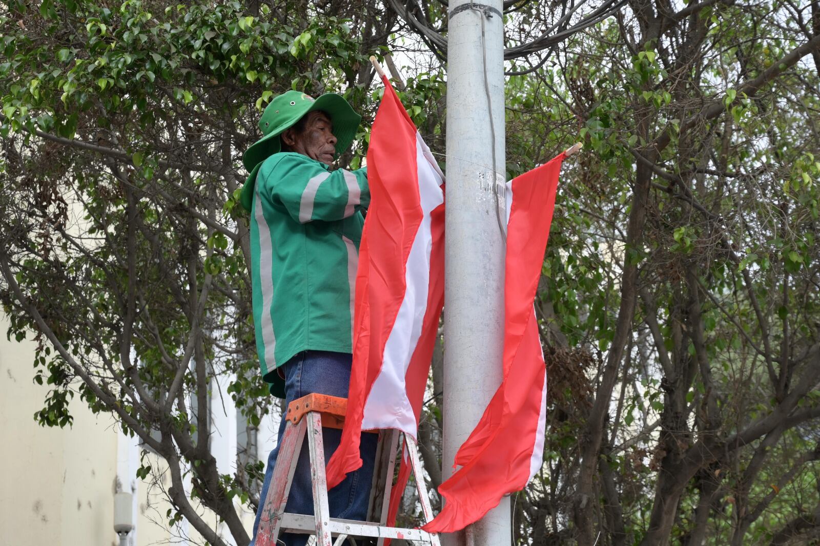 Embanderan la ciudad de Piura