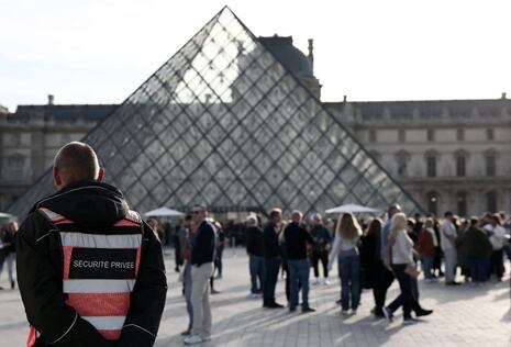 Francia: Cuatro detenidos por el millonario robo de joyas en el Louvre