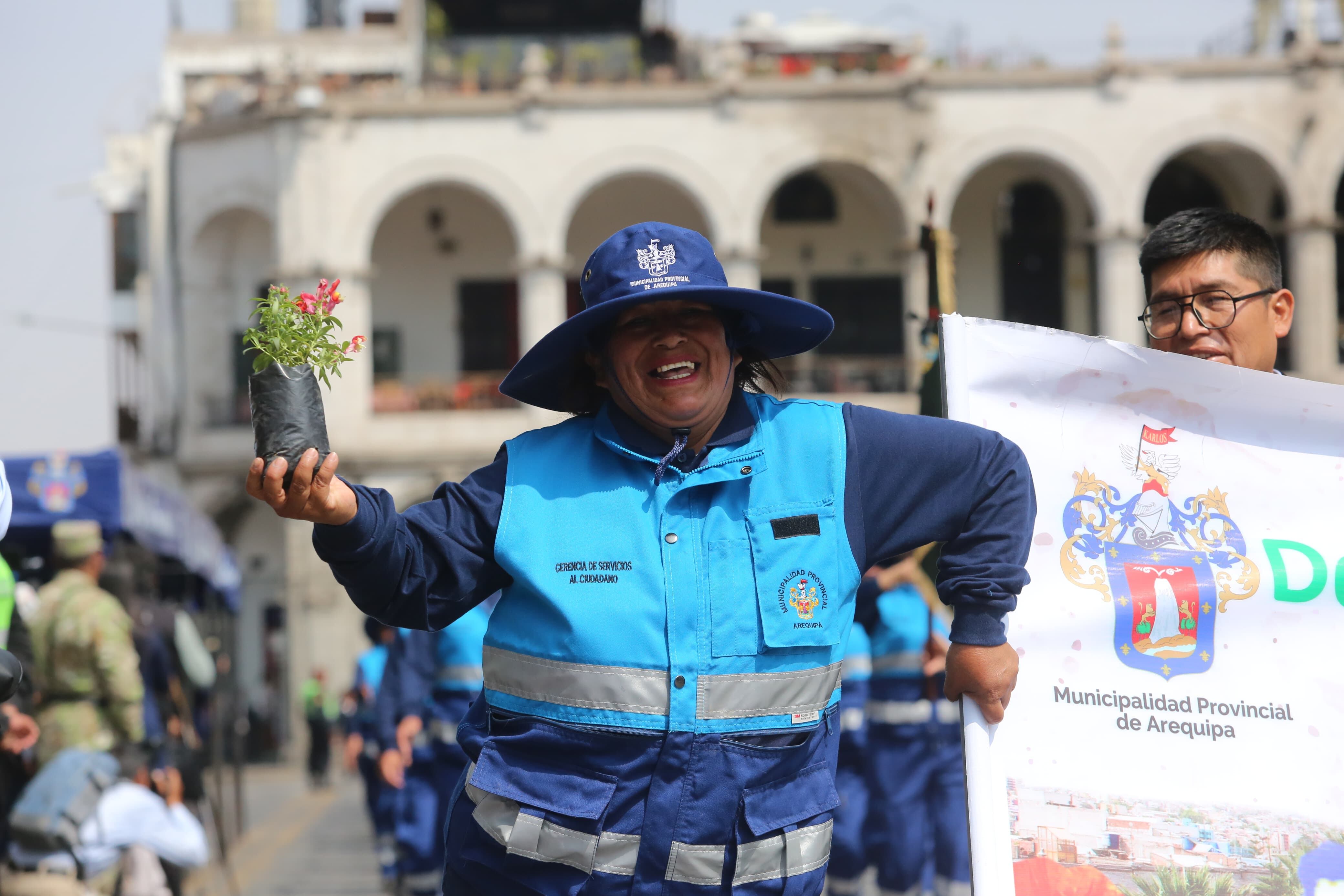 La alegría del personal de parques y jardines de la municipalidad de Arequipa durante el desfile. (Foto: GEC)